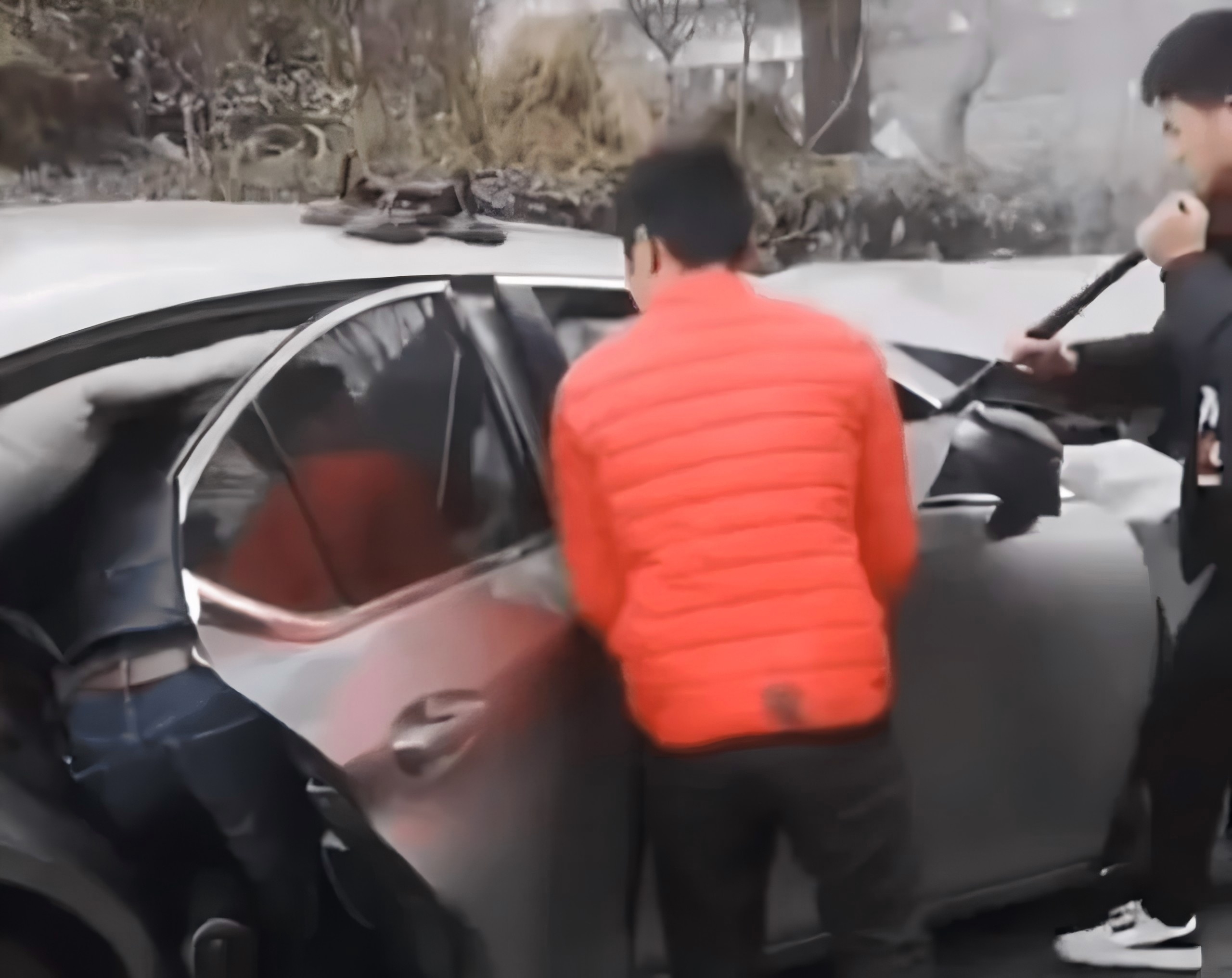 碰撞后车门变形